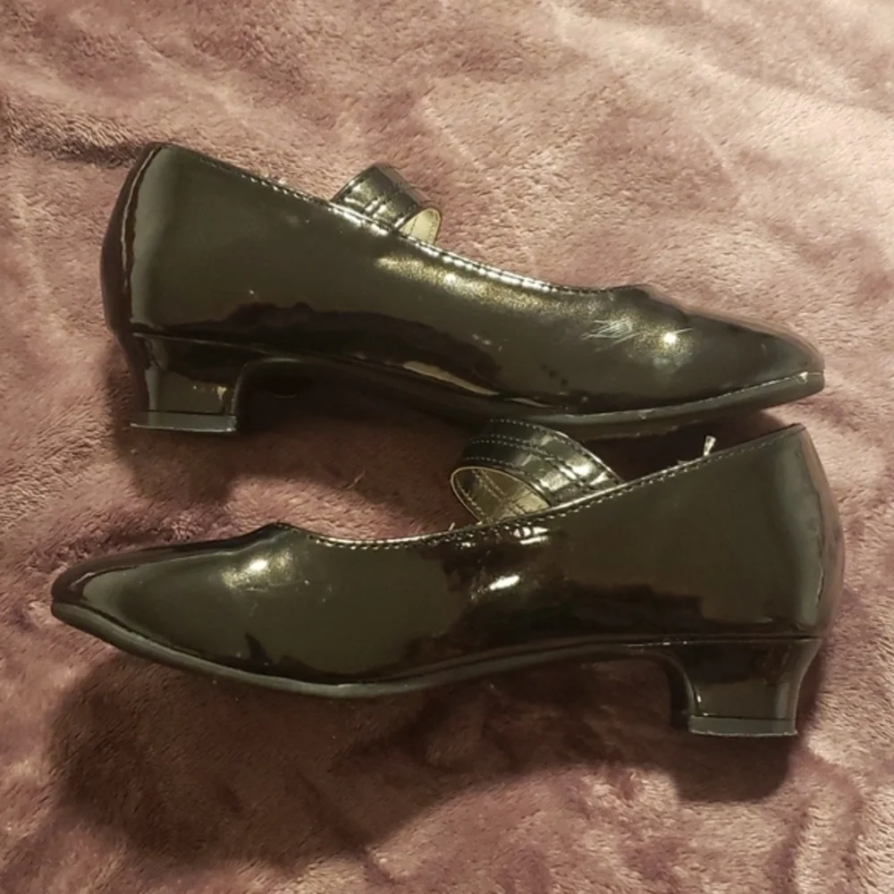 Black shiny‎ sandals size 3